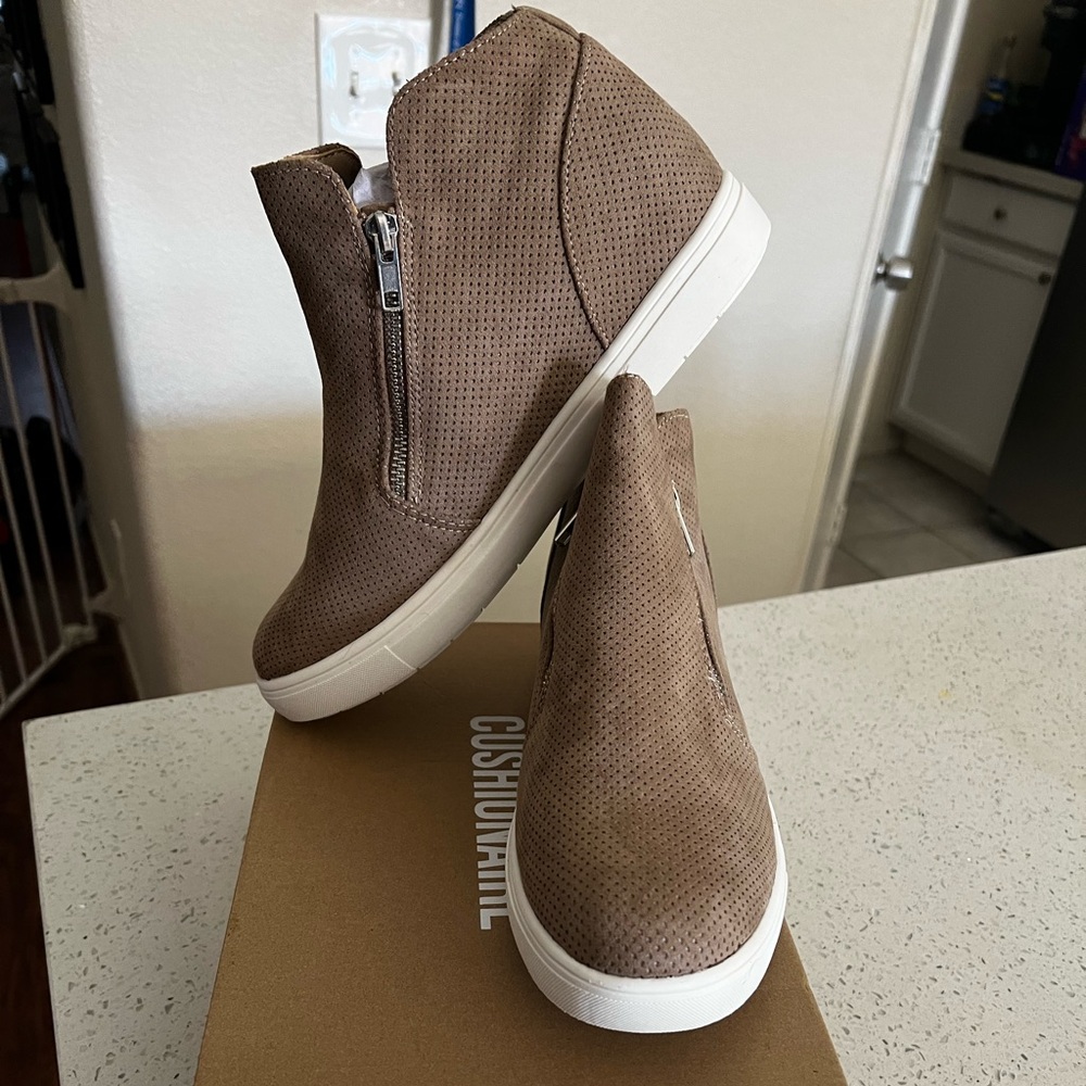 NEW CUSHIONAIRE Women's Hart Hidden Wedge Sneaker 11W Taupe